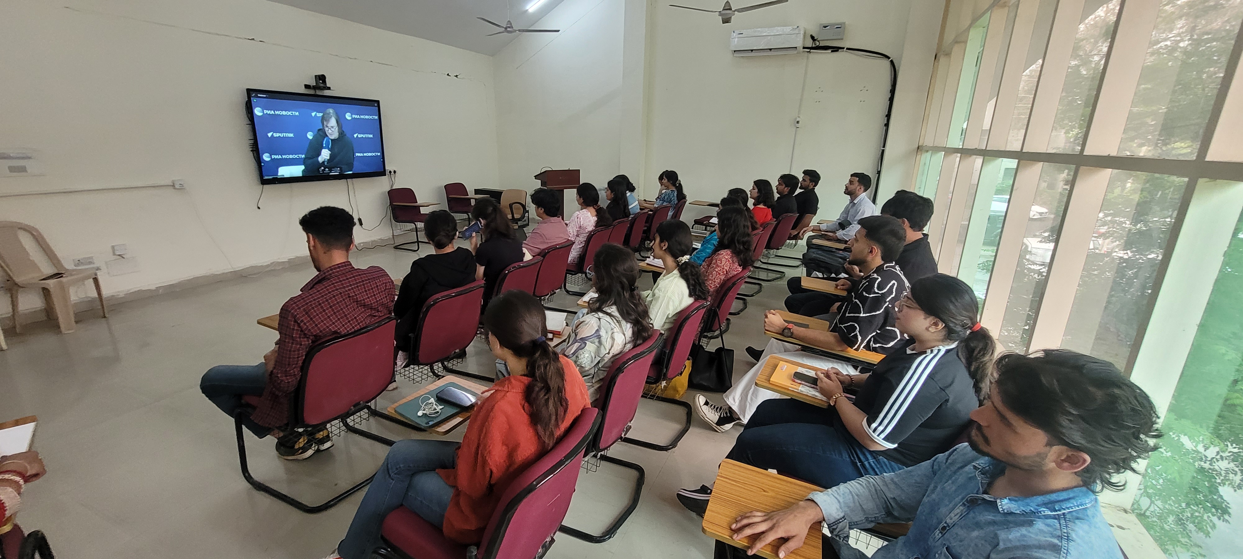 Russian News Agency Sputnik holds  workshop on AI for JU Journalism students 