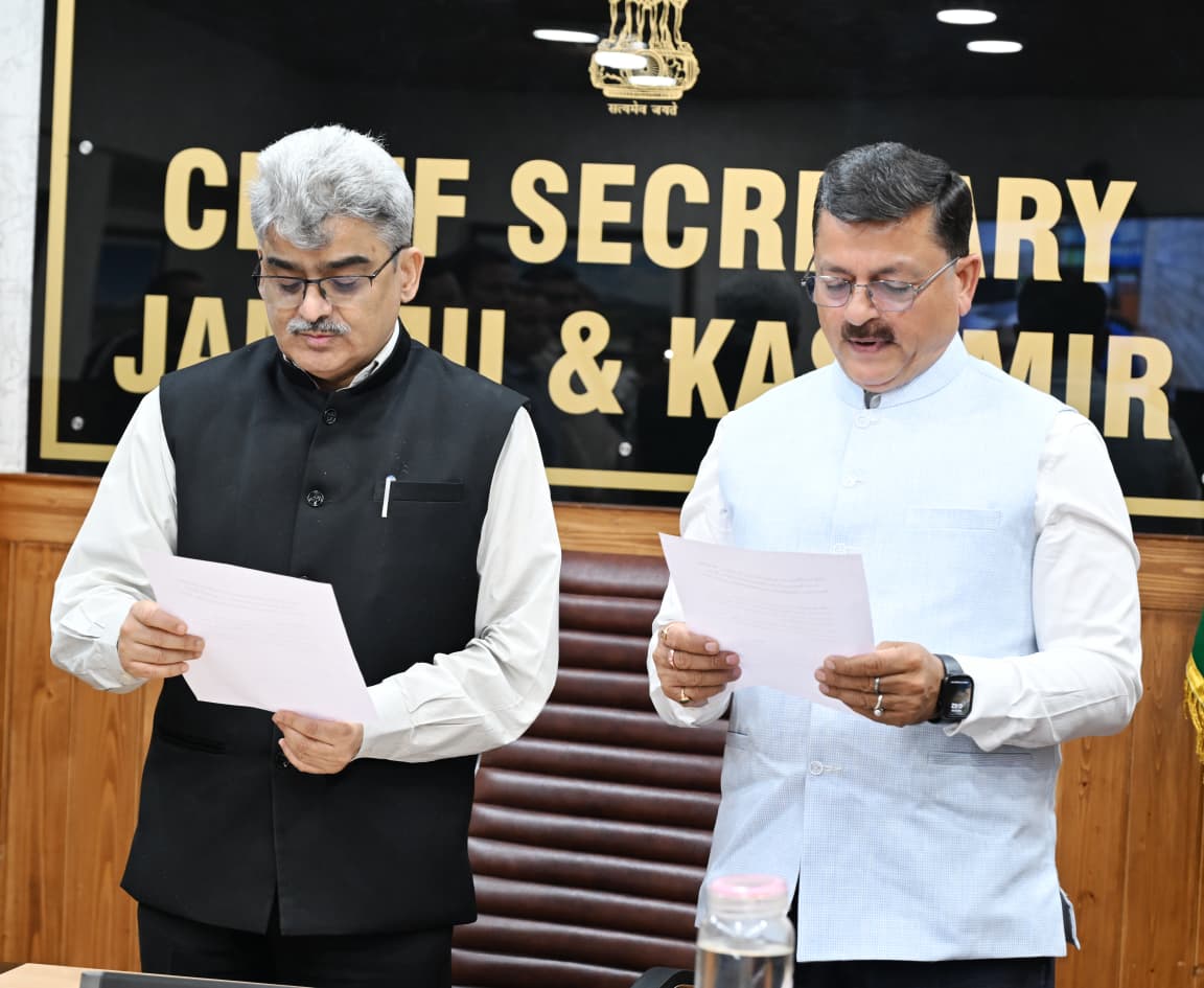 CS administers oath to Manoj Gupta as Member, J&K Water Resources Regulatory Authority
